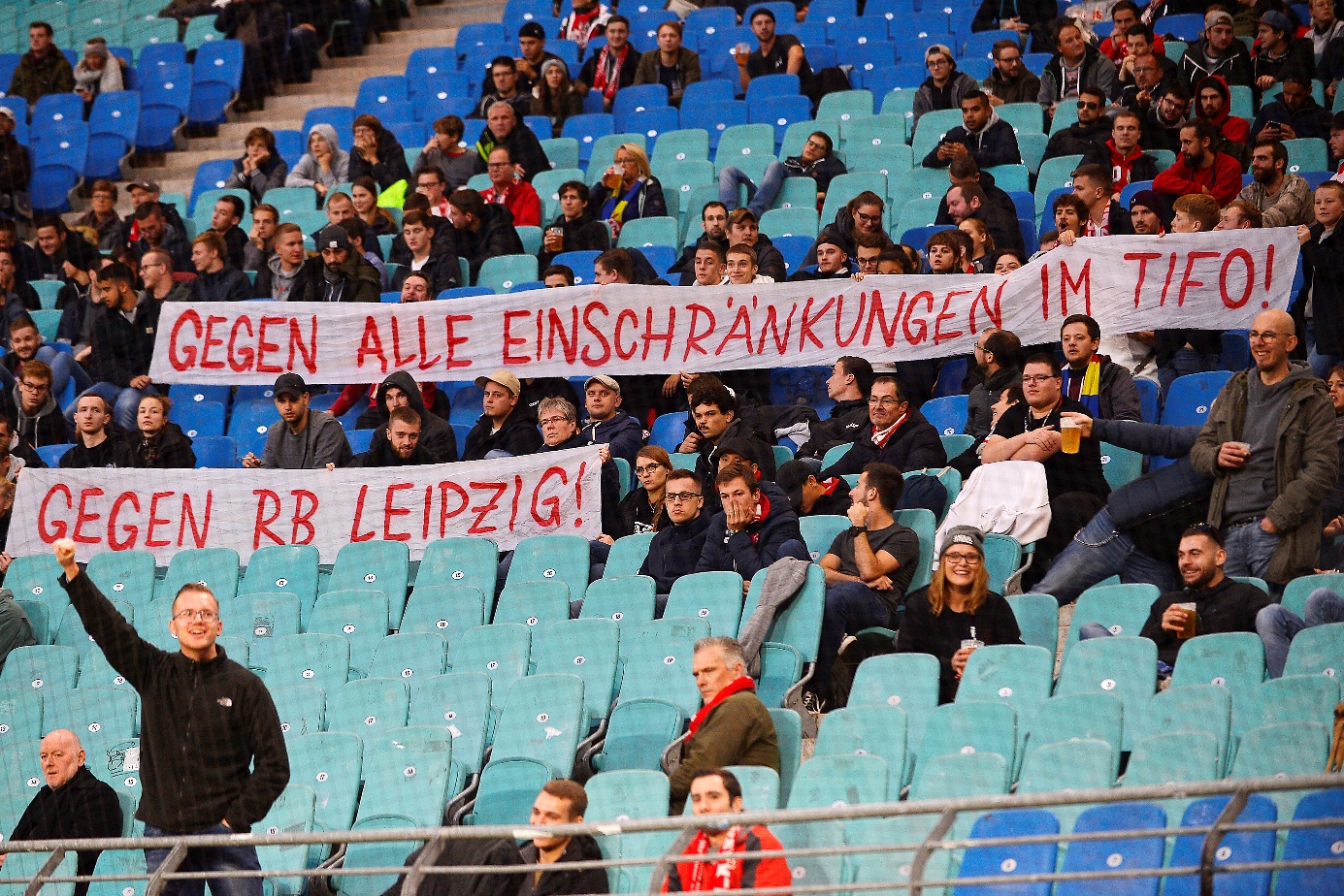 Mainzer Fans machen deutlich, was sie von RB Leipzig halten. Foto: Imago Images/Opoku Pix