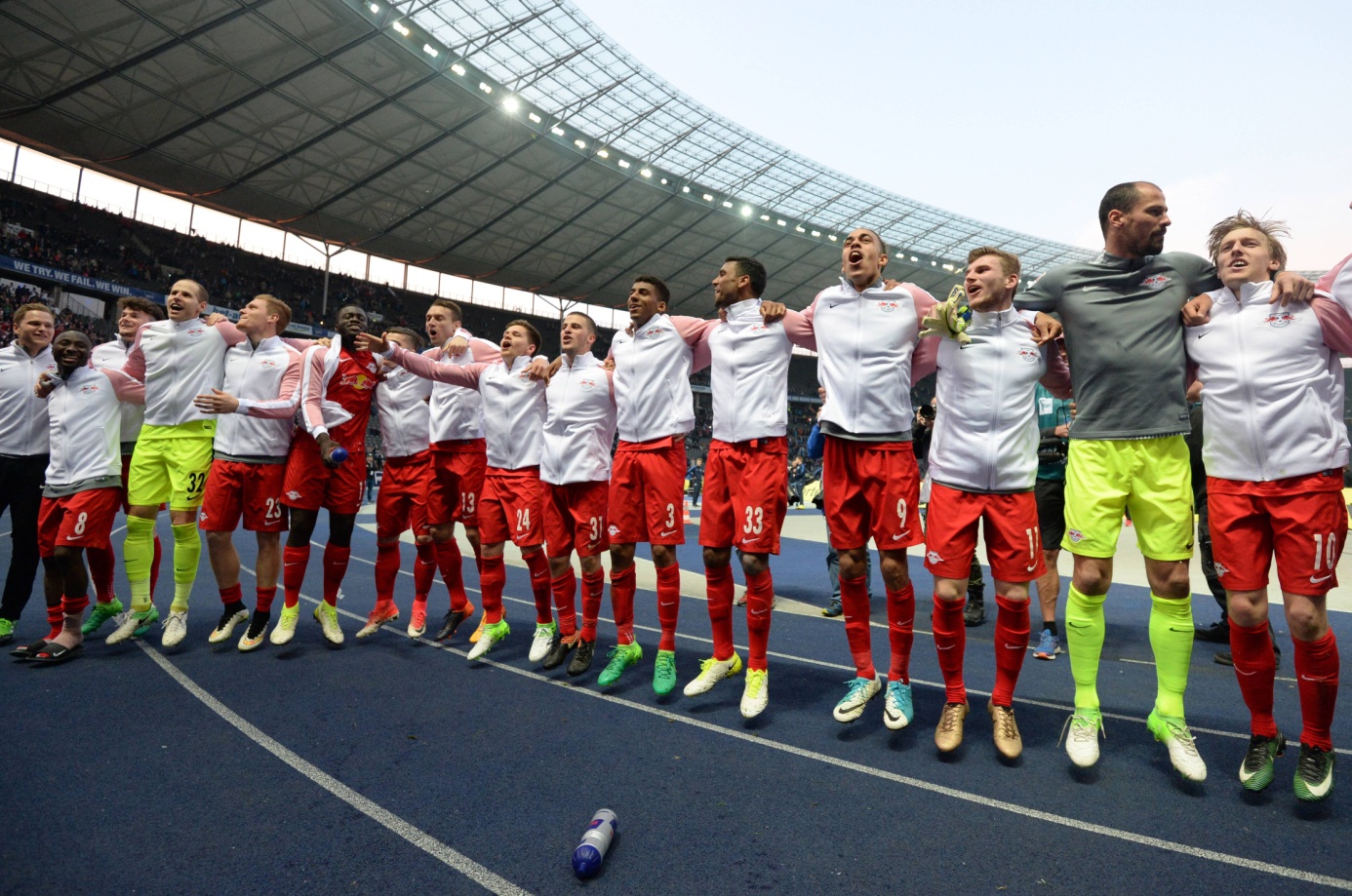 RB Leipzig bejubelt nach dem 4:1 in Berlin die Vizemeisterschaft 2017 und den Einzug in die Champions League. Foto: Imago Images