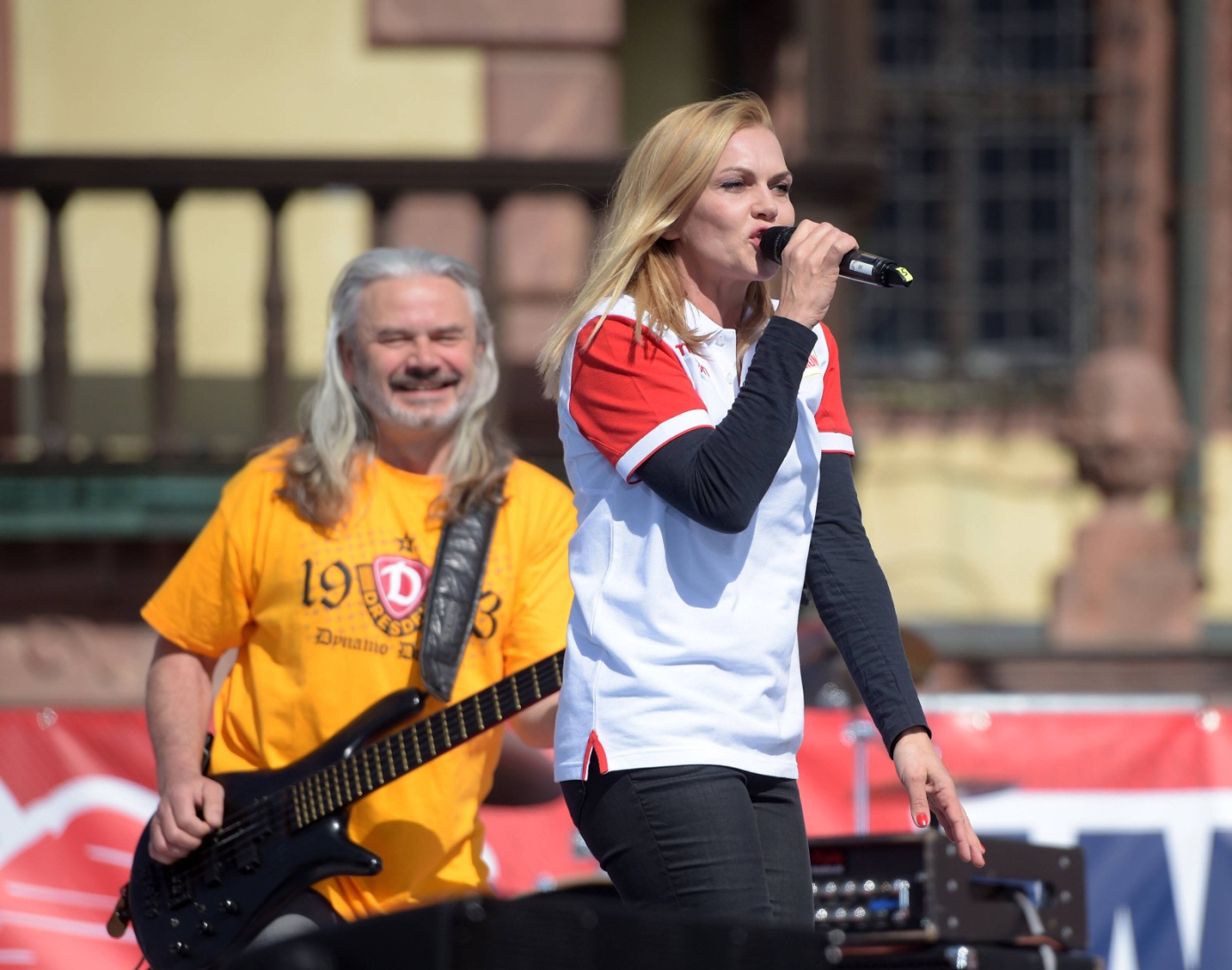 Die Band Silly mit Sängerin Anna Loos sorgt bei Leipzigs Bundesliga-Aufstiegsfeier 2016 für Stimmung. Foto: Imago Images