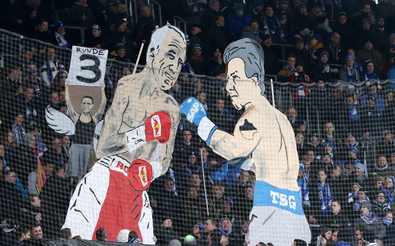 Die Vereinsbosse Mateschitz (l.) und Hopp (r.) im Boxkampf. Fanplakat vom 02.12.2017. Foto: Imago Images